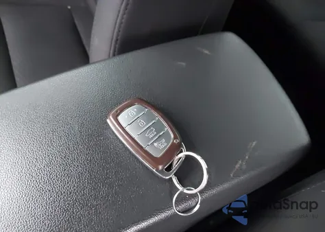 2019 Hyundai Elantra Value Edition z USA, uszkodzony, nr VIN 5NPD84LF2KH404991